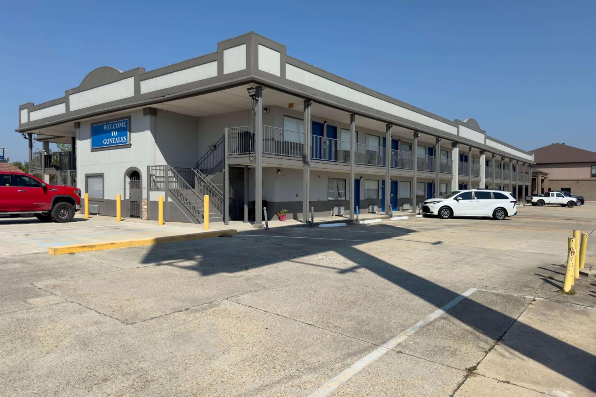 Days Inn By Wyndham Gonzales Kültér fotó